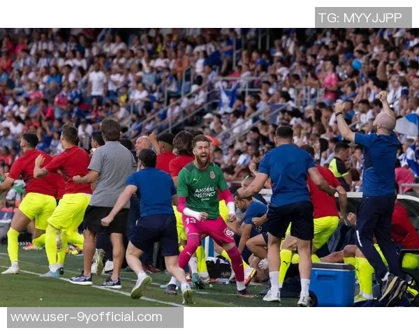 内马尔紧闭双眼深情拥抱罗尔海瑟庆祝绝杀成功逃离降级区